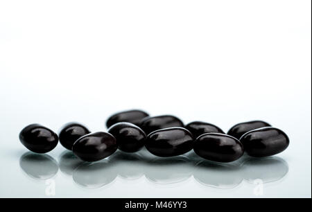 Schwarz tablet Pillen auf einem weißen Hintergrund. Vitamine und Mineralstoffe Tabletten für schwangere Frauen. Eisenhaltige fumarat Anämiebehandlung tabletten Pillen. Stockfoto