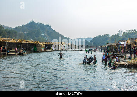 Die Menschen sind im Wasser spielen, Shwe Set Taw Pagode Festival, Myanmar, Feb 2018 Stockfoto