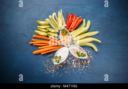 Vegetarische gesunde Snacks mit Dips auf blauem Hintergrund Stockfoto