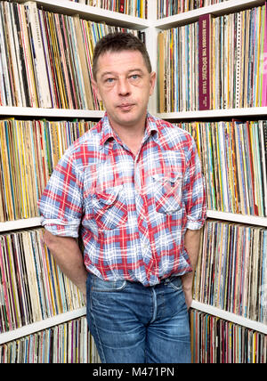 BBC Radio DJ Andy Kershaw fotografiert in seiner Londoner Wohnung, 20. Januar 2005. Stockfoto