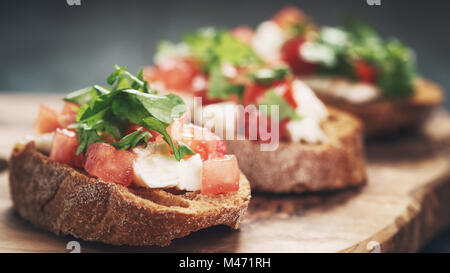 hausgemachte Bruschetta mit Käse und Gemüse Stockfoto