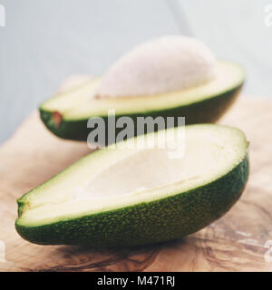 Reife grüne Avocados auf Holztisch Stockfoto
