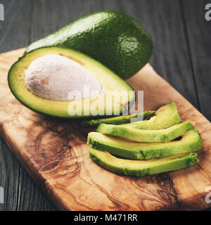 Reife Avocados auf Oliven Schneidebrett geschnitten Stockfoto