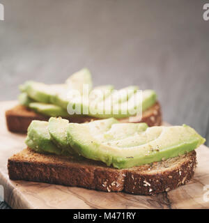 belegte Brötchen mit Avocado und Gewürze Stockfoto