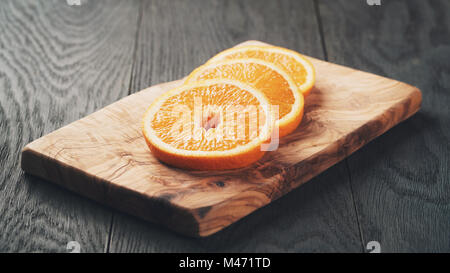 Scheiben der Reife Orange auf Olivenöl Schneidebrett Stockfoto