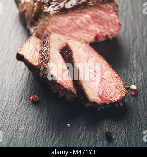 Entrecote-Beefsteak in Scheiben geschnitten auf Schiefer Stockfoto