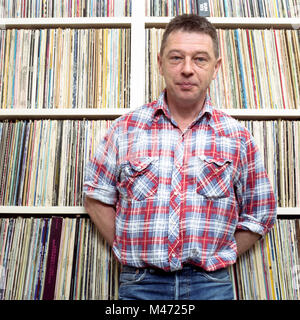 BBC Radio DJ Andy Kershaw fotografiert in seiner Londoner Wohnung, 20. Januar 2005. Stockfoto