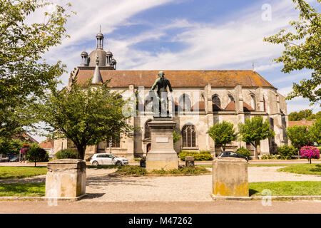 Die Place de la République, mit der Statue von Georges Jacques Danton und die Kirche von Saint-Étienne im Hintergrund. Arcis-sur-Aube, Grand Est, Fr Stockfoto