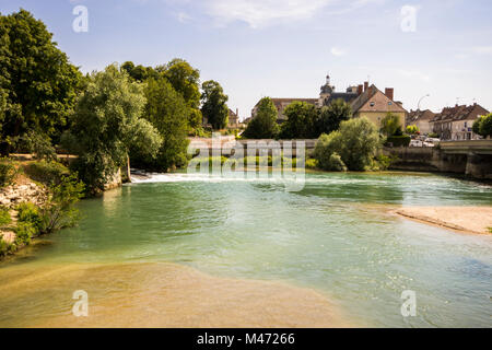 Der Fluss Aube, wie es fließt durch Arcis-sur-Aube und der Insel Cherlieu, Grand Est, Frankreich Stockfoto