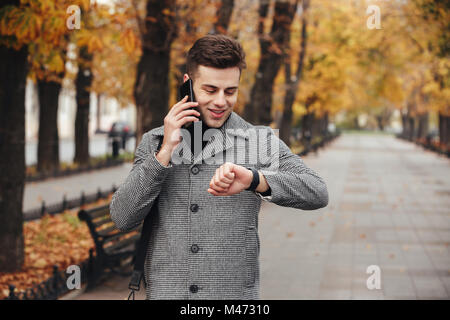 Bild der erfolgreiche Geschäftsmann sprechen auf mobilen während der Sitzung in der Zeit Stockfoto