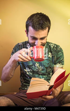 Buch und Kaffee Zeit Stockfoto