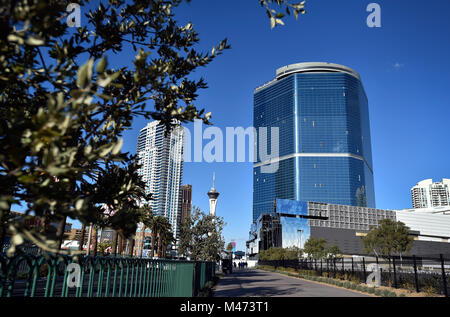 Las Vegas, Nevada, USA. 13 Feb, 2018. Die unvollendete Fontainebleau Hotel und Casino Projekt wird entlang des Las Vegas Strip in Las Vegas gesehen. Eingemottet seit 2009, der 68-stöckige Resort durch New York Entwickler Steve Witkoff gekauft wurde, ist wurde die zeichnete Las Vegas umbenannt und wird voraussichtlich Ende 2020 zu öffnen. Der Turm wird mit einem Casino, fast 4.000 Zimmern und mehr als 500.000 Quadratfuß Tagungs- und Besprechungsräume. Marriott Eigentum verwalten. Quelle: David Becker/ZUMA Draht/Alamy leben Nachrichten Stockfoto