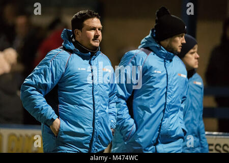 Guiseley, West Yorkshire, UK. 13. Februar, 2018. Sport: 14. Februar 2018 - Paul Cox hat als Manager von GUISELEY AFC, die in der Nationalen Liga spielen entlassen worden. Hier Paul Spaziergänge um den Platz am Dienstag, 13. Februar gesehen zu haben, seine Seite für die sechste aufeinander folgende Spiel verlieren, dieses Mal 1-0 zu Hause in Gateshead. Credit: Gefangen Light Fotografie begrenzt/Alamy leben Nachrichten Stockfoto