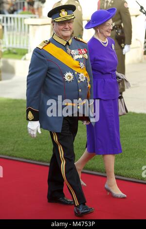 Datei. 13 Feb, 2018. Prinz Henrik (b. Juni 11, 1934 - d. 13. Februar 2018), die Französisch-Ehemann von Dänischen monarch Königin Margrethe, die öffentlich seine Frustration an, dass sie die soziale Chancengleichheit von seiner Frau oder Ihr Sohn Kronprinz belüftete geboren, hat an der Verbindung seiner Familie in der Nähe des königlichen Palastes starb. Er wurde 83. Er war mit Demenz im letzten Jahr bestimmt und wurde Ende letzten Monats mit einer Lungenentzündung ins Krankenhaus eingeliefert. Im Bild: Okt. 20, 2012 - Luxemburg, Spanien - Königin Margrethe II. von Dänemark und Prinzgemahl Henrik eine religiöse Hochzeit von Seiner Königlichen Hoheit, Großherzog Guillaume die erbliche und Co besuchen Stockfoto