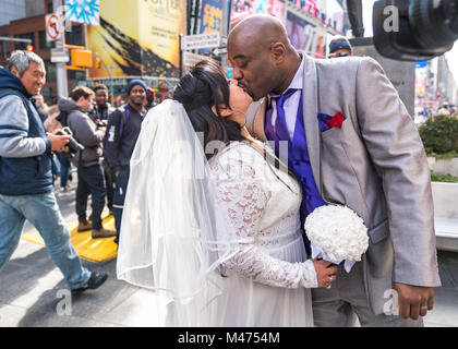 New York, USA, 14. Feb 2018. Andrew und Esmeralda Kiss, nachdem er in der Zeit der New Yorker Quadrat als Passanten schauen an verbunden. Das Paar aus New York hatte ihr erstes Datum im Times Square vor etwa einem Jahr so beschlossen sie es am Valentinstag, zu heiraten. Foto von Enrique Ufer/Alamy leben Nachrichten Stockfoto