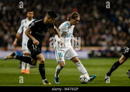 Juri Berchiche (PSG) antreibt, auf der Kugel Luka Modric (Real Madrid), UCL Champions League Spiel zwischen Real Madrid vs PSG im Santiago Bernabeu in Madrid, Spanien, 14. Februar 2018. Credit: Gtres Información más Comuniación auf Linie, S.L./Alamy leben Nachrichten Stockfoto