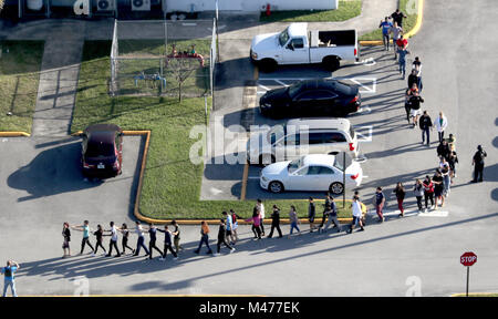 Parkland, FL, USA. 16 Feb, 2018. Die Schüler werden von der Polizei von Marjorie Stoneman Douglas High School in einer Parklandschaft evakuiert, nachdem ein Shooter Feuer auf dem Campus eröffnet. Mike Stocker, Südflorida Sonne-Hinweissymbol Credit: Sonne-hinweissymbol/ZUMA Draht/Alamy leben Nachrichten Stockfoto