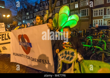 London, Großbritannien. 14. November 2018. Leute treffen außerhalb Kensington Town Hall für die monatliche stillen Spaziergang zu Markierung 8 Monate seit der Grenfell Turm Brand und 8 Monate in denen die Stimmen der Gemeinschaft weiterhin ignoriert werden. Während bisherige monatliche Märsche um den Bereich der Grenfell wurden, beschlossen die Veranstalter die Veranstaltung mehr sichtbar durch die Marsch von Kensington Town Hall zusammen Kensington High Street, bevor sie nach Norden in Richtung Grenfell zu gehen. Credit: Peter Marschall/Alamy leben Nachrichten Stockfoto