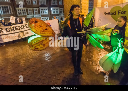 London, Großbritannien. 14. November 2018. Personen Grüne Herzen für Leute, die sich für die monatlichen stillen Spaziergang bis 8 Monate seit der Grenfell Turm Brand und 8 Monate in denen die Stimmen der Gemeinschaft weiterhin ignoriert werden. Während bisherige monatliche Märsche um den Bereich der Grenfell wurden, beschlossen die Veranstalter die Veranstaltung mehr sichtbar durch die Marsch von Kensington Town Hall zusammen Kensington High Street, bevor sie nach Norden in Richtung Grenfell zu gehen. Credit: Peter Marschall/Alamy leben Nachrichten Stockfoto