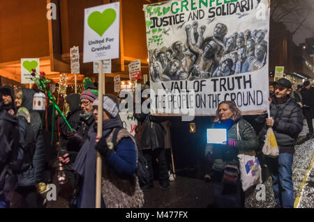 London, Großbritannien. 14. November 2018. Die monatlichen leise laufen, Marken 8 Monate seit der Grenfell Turm Feuer und 8 Monate, über den die Stimmen der Gemeinschaft weiterhin ignoriert zu werden beginnt von der Kensington Town Hall mit Menschen mit Plakaten und einer "Wand der Banner Wahrheit' von Andrew Cooper. Während bisherige monatliche Märsche um den Bereich der Grenfell wurden, beschlossen die Veranstalter die Veranstaltung mehr sichtbar durch die Marsch von Kensington Town Hall zusammen Kensington High Street, bevor sie nach Norden in Richtung Grenfell zu gehen. Im März fand in unveränderlichen Regen. Vor sieben Monaten Theresa May versprochen Stockfoto