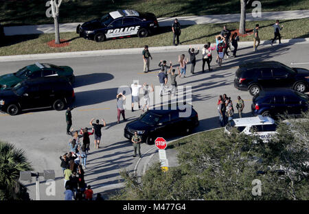 Parkland, FL, USA. 16 Feb, 2018. Die Schüler werden von der Polizei von Marjorie Stoneman Douglas High School in einer Parklandschaft evakuiert, nachdem ein Shooter Feuer auf dem Campus eröffnet. Mike Stocker, Südflorida Sonne-Hinweissymbol Credit: Sonne-hinweissymbol/ZUMA Draht/Alamy leben Nachrichten Stockfoto