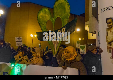 London, Großbritannien. 14. November 2018. Menschen mit Plakaten Warten auf den Start der monatlichen stillen Spaziergang bis 8 Monate seit der Grenfell Turm Brand und 8 Monate in denen die Stimmen der Gemeinschaft weiterhin ignoriert werden. Während bisherige monatliche Märsche um den Bereich der Grenfell wurden, beschlossen die Veranstalter die Veranstaltung mehr durch Marsch von Kensington Town Hall zusammen Kensington High Street, bevor sie nach Norden in Richtung Grenfell. r Kredit zu gehen sichtbar: Peter Marschall/Alamy leben Nachrichten Stockfoto
