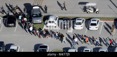 Parkland, FL, USA. 16 Feb, 2018. Die Schüler werden von der Polizei von Marjorie Stoneman Douglas High School in einer Parklandschaft evakuiert, nachdem ein Shooter Feuer auf dem Campus eröffnet. Mike Stocker, Südflorida Sonne-Hinweissymbol Credit: Sonne-hinweissymbol/ZUMA Draht/Alamy leben Nachrichten Stockfoto