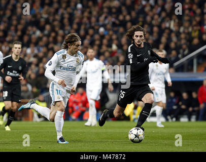 Madrid, Madrid, Spanien. 14 Feb, 2018. Modric (Real Madrid) und Adrien Rabiot (Paris Saint Germain) während der UEFA Champions League Runde der 16 ersten Bein Fußballspiel zwischen Real Madrid und Paris Saint Germain in Santiago Bernabeu in Madrid. Credit: Manu Reino/SOPA/ZUMA Draht/Alamy leben Nachrichten Stockfoto