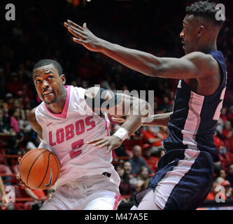 Albuquerque, NM, USA. 14 Feb, 2018. Der UNM #2 Sam Blauholz blickt in die Hoop, als er von der Utah State #25 DwayneBrown, Jr. in ihrem Spiel Mittwoch Nacht in Albuquerque, NM bewacht wird. Mittwoch, 14.02.2018. Quelle: Jim Thompson/Albuquerque Journal/ZUMA Draht/Alamy leben Nachrichten Stockfoto