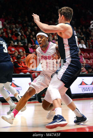 Albuquerque, NM, USA. 14 Feb, 2018. Der UNM #1 Chris McNeal Antriebe an die Hoop gegen die Utah State #10 Quinn Taylor in ihrem Spiel Mittwoch Nacht in Albuquerque, New Mexico. Mittwoch, 14.02.2018. Quelle: Jim Thompson/Albuquerque Journal/ZUMA Draht/Alamy leben Nachrichten Stockfoto