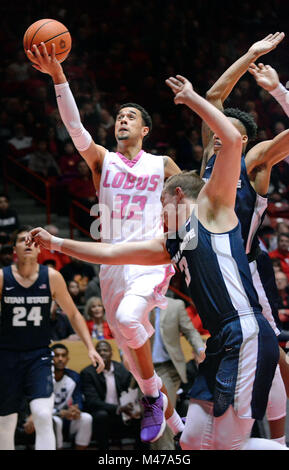 Albuquerque, NM, USA. 14 Feb, 2018. Der UNM #32 Anthony Mathis nimmt den Ball auf die Hoop gegen die Utah State #25 Dwayne Brown, Jr. und #3 Sam Merrill für das Layup als Lobo der Aggies 78-63 in ihrem Spiel beat Mittwoch Nacht in Albuquerque, New Mexico. Mittwoch, 14.02.2018. Quelle: Jim Thompson/Albuquerque Journal/ZUMA Draht/Alamy leben Nachrichten Stockfoto