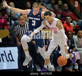 Albuquerque, NM, USA. 14 Feb, 2018. Der UNM #32 Anthony Mathis erhält von der Utah State #3 Sam Merrill, als er den Ball nach unten Gericht bringt in ihrem Spiel Mittwoch Nacht in Albuquerque, New Mexico. Mittwoch, 14.02.2018. Quelle: Jim Thompson/Albuquerque Journal/ZUMA Draht/Alamy leben Nachrichten Stockfoto