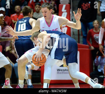 Albuquerque, NM, USA. 14 Feb, 2018. Der UNM #5 Joe Furstringer Wachen der Utah State #3 Sam Merrill, als er den Ball nach unten bringt Gericht in ihrem Spiel Mittwoch Nacht in Albuquerque, New Mexico. Mittwoch, 14.02.2018. Quelle: Jim Thompson/Albuquerque Journal/ZUMA Draht/Alamy leben Nachrichten Stockfoto