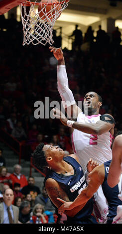 Albuquerque, NM, USA. 14 Feb, 2018. Der UNM #2 Sam Blauholz setzt um den Schuss über die Utah State #25 DwayneBrown, Jr., ihr Spiel Mittwoch Nacht in Albuquerque, New Mexico. Mittwoch, 14.02.2018. Quelle: Jim Thompson/Albuquerque Journal/ZUMA Draht/Alamy leben Nachrichten Stockfoto