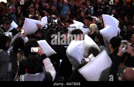 San Francisco, USA. 14 Feb, 2018. Menschen an der jährlichen Kissenschlacht 2018 in San Francisco, USA, am 14.02.2018. Credit: Wu Xiaoling/Xinhua/Alamy leben Nachrichten Stockfoto