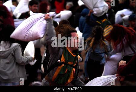 San Francisco, USA. 14 Feb, 2018. Menschen an der jährlichen Kissenschlacht 2018 in San Francisco, USA, am 14.02.2018. Credit: Wu Xiaoling/Xinhua/Alamy leben Nachrichten Stockfoto