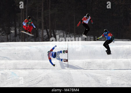 Pyeongchang, Südkorea. 15 Feb, 2018. Atheletes konkurrieren während Snowboard Cross Finale bei den 2018 PyeongChang Winter-olympischen Spiele der Männer, bei Phoenix Snow Park, South Korea, Jan. 15, 2018. Credit: Lui Siu Wai/Xinhua/Alamy leben Nachrichten Stockfoto