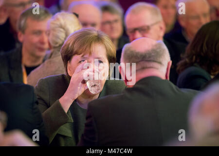 Die deutsche Bundeskanzlerin und Vorsitzende der Christlich Demokratischen Union (CDU), Angela Merkel Getränke aus einem Glas Wasser während der traditionellen Politischen Aschermittwoch der CDU in Demmin, Deutschland, 14. Februar 2018. Foto: Christian Charisius/dpa Stockfoto