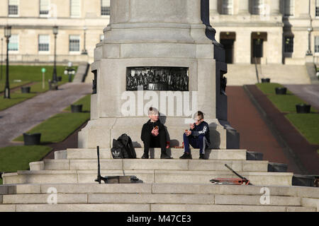 Zwei Jungen spielen am Fuße des Carson Staute in Stormont, East Belfast, Montag, 12. Februar, 2018. Der britische Premierminister Theresa May und der irische Premierminister Leo Varadkar links ohne ein Abkommen übertragenen Regierung wiederherzustellen. Die gespraeche am Mittwoch nach der DUP erklärt, es sei "keine Aussicht" von einem Abkommen. Beide Parteien hatten bei den Verhandlungen in ein Angebot wurde Ende der 13-monatigen Stillstand in Stormont. Arlene Foster sagte, die Gespraeche konnte aufgrund von Meinungsverschiedenheiten mit Sinn Féin über Gesetzgebung für die irische Sprache. Foto/Paul McErlane Stockfoto