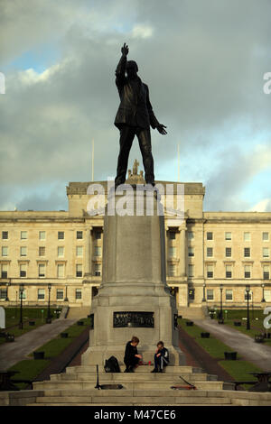 Zwei Jungen spielen am Fuße des Carson Staute in Stormont, East Belfast, Montag, 12. Februar, 2018. Der britische Premierminister Theresa May und der irische Premierminister Leo Varadkar links ohne ein Abkommen übertragenen Regierung wiederherzustellen. Die gespraeche am Mittwoch nach der DUP erklärt, es sei "keine Aussicht" von einem Abkommen. Beide Parteien hatten bei den Verhandlungen in ein Angebot wurde Ende der 13-monatigen Stillstand in Stormont. Arlene Foster sagte, die Gespraeche konnte aufgrund von Meinungsverschiedenheiten mit Sinn Féin über Gesetzgebung für die irische Sprache. Foto/Paul McErlane Stockfoto