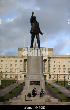 Zwei Jungen spielen am Fuße des Carson Staute in Stormont, East Belfast, Montag, 12. Februar, 2018. Der britische Premierminister Theresa May und der irische Premierminister Leo Varadkar links ohne ein Abkommen übertragenen Regierung wiederherzustellen. Die gespraeche am Mittwoch nach der DUP erklärt, es sei "keine Aussicht" von einem Abkommen. Beide Parteien hatten bei den Verhandlungen in ein Angebot wurde Ende der 13-monatigen Stillstand in Stormont. Arlene Foster sagte, die Gespraeche konnte aufgrund von Meinungsverschiedenheiten mit Sinn Féin über Gesetzgebung für die irische Sprache. Foto/Paul McErlane Stockfoto