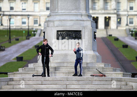 Zwei Jungen spielen am Fuße des Carson Staute in Stormont, East Belfast, Montag, 12. Februar, 2018. Der britische Premierminister Theresa May und der irische Premierminister Leo Varadkar links ohne ein Abkommen übertragenen Regierung wiederherzustellen. Die gespraeche am Mittwoch nach der DUP erklärt, es sei "keine Aussicht" von einem Abkommen. Beide Parteien hatten bei den Verhandlungen in ein Angebot wurde Ende der 13-monatigen Stillstand in Stormont. Arlene Foster sagte, die Gespraeche konnte aufgrund von Meinungsverschiedenheiten mit Sinn Féin über Gesetzgebung für die irische Sprache. Foto/Paul McErlane Stockfoto