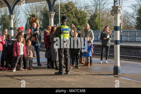 Durham, Großbritannien. 15 Feb, 2018. Seine Königliche Hoheit der Prinz von Wales kommt an Durham Bahnhof bei einem Besuch der Stadt Credit: Vivien Kent/Alamy leben Nachrichten Stockfoto