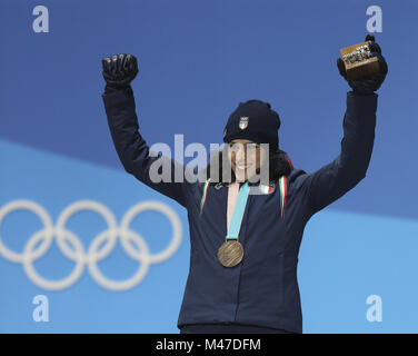 Pyeongchang, Südkorea. 15 Feb, 2018. Dem drittplatzierten Federica Brignone aus Italien posieren für Fotos während der siegerehrung von Giant slalom der Frauen des alpinen Skisports in Pyeongchang 2018 Winter-olympischen Spiele auf der Medal Plaza, Pyeongchang, Südkorea, Jan. 15, 2018. Credit: Wu Zhuang/Xinhua/Alamy leben Nachrichten Stockfoto