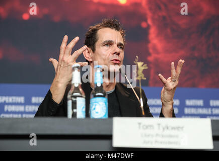 Berlin, Deutschland. 15 Feb, 2018. Präsident der Jury für den Wettbewerb der 68. Internationalen Filmfestspiele Berlin Tom Tykwer nimmt an einer Pressekonferenz in Berlin, Hauptstadt der Bundesrepublik Deutschland, Jan. 15, 2018. Credit: Shan Yuqi/Xinhua/Alamy leben Nachrichten Stockfoto