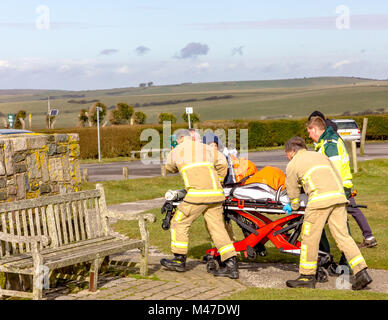 Beachy Head Bomber Command Memorial, Eastbourne, Großbritannien. 15. Februar 2018. Notdienste teilnehmen, um eine verletzte Unfall bei Beachy Head Klippen. Die weiblichen Opfer, das Gerutscht und dachte, ein gebrochenes Bein erlitten zu haben glaubte, ist ein belgischer Tourist zu sein, wurde sie zu einem wartenden Rettungswagen durch einen East Sussex Feuer und Rettung crew stretchered und zu einem lokalen Krankenhaus transportiert. Credit: Newspics UK-Süd Stockfoto