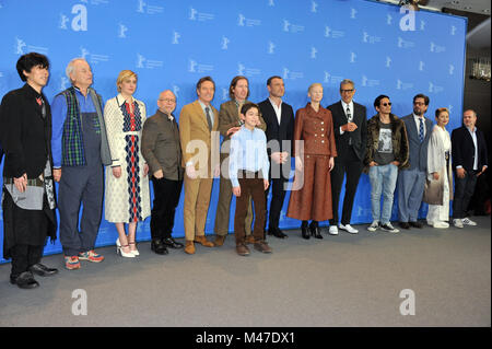 Berlin, Deutschland. Berlino, 68 Film Festival Fotoauftrag der Film "Isle of Dogs". Im Bild: Wes Anderson (Soziologe, Rox/Drehbuchautor, Regisseur, Drehbuchautor, Produzent) Roman Coppola (Drehbuchautor/Drehbuchautor) Jason Schwartzman (Drehbuchautor/Drehbuchautor) Kunichi Nomura (Drehbuchautor, Sprechrolle / Drehbuchautor, Synchronsprecher) Sprechrollen/Stimme handeln: Bryan Cranston (Chief) Koyu Rankin (Atari) Greta Gerwig (Tracy Walker) Liev Schreiber (Flecken) Bill Murray (Chef) Bob Balaban (König) Jeff Goldblum (Herzog) AuÃŸerdem anwesend/ebenfalls an der Pressekonferenz: Tilda Swinton (Oracle) EIN Stockfoto