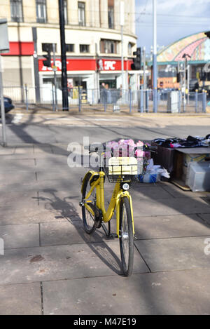 Sheffield, South Yorkshire, UK. 15. Februar 2018. Ofo haben 1.000 dockless Fahrräder in Sheffield. Die Bikes von Smartphone App bei 50 p für 30 Minuten gesehen werden kann zufällig über die Stadt verlassen. Quelle: Matthew Chattle/Alamy leben Nachrichten Stockfoto