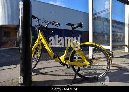 Sheffield, South Yorkshire, UK. 15. Februar 2018. Ofo haben 1.000 dockless Fahrräder in Sheffield. Die Bikes von Smartphone App bei 50 p für 30 Minuten gesehen werden kann zufällig über die Stadt verlassen. Quelle: Matthew Chattle/Alamy leben Nachrichten Stockfoto