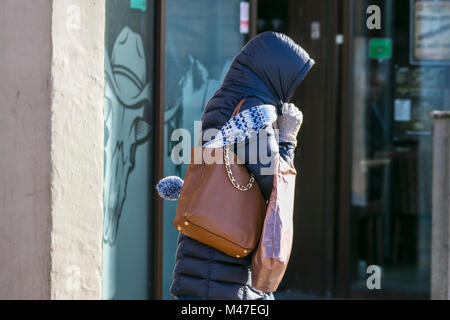 Blackpool, Lancashire. 15 Feb, 2018. UK Wetter: Kalt, nass und starke Winde auf der Strandpromenade. Starke Winde machen es schwierig für Besucher und Touristen, die kämpfen mit den Böen und stürmischen Bedingungen. Credit: MediaWorldImages/AlamyLiveNews. Stockfoto